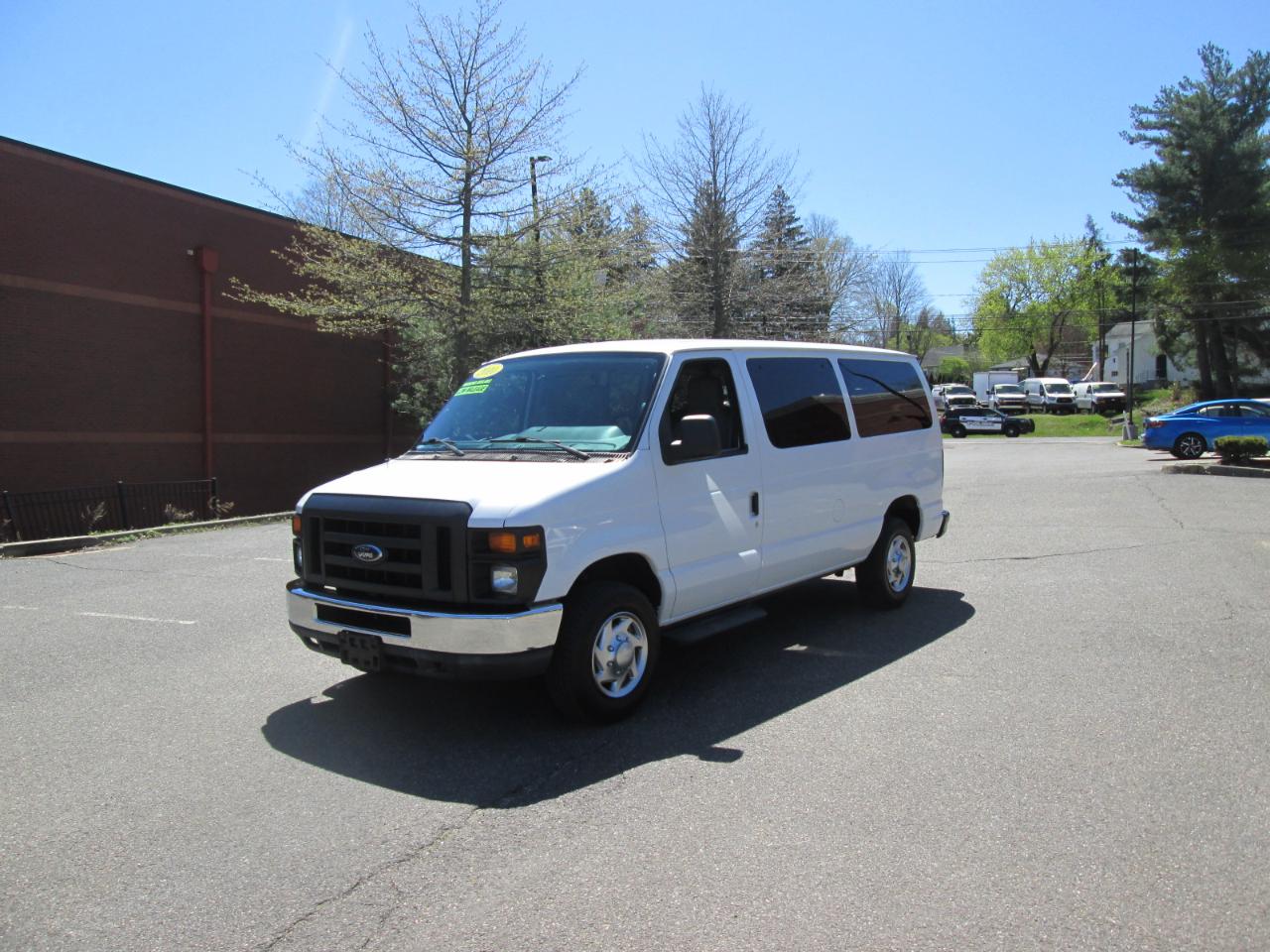 Ford Econoline E-350 XL Super Duty 2010