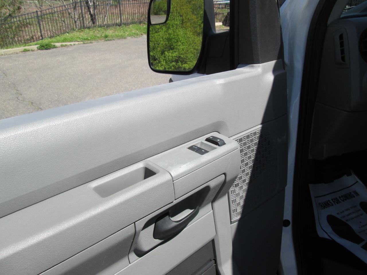 Ford Econoline E-350 XL Super Duty 2010