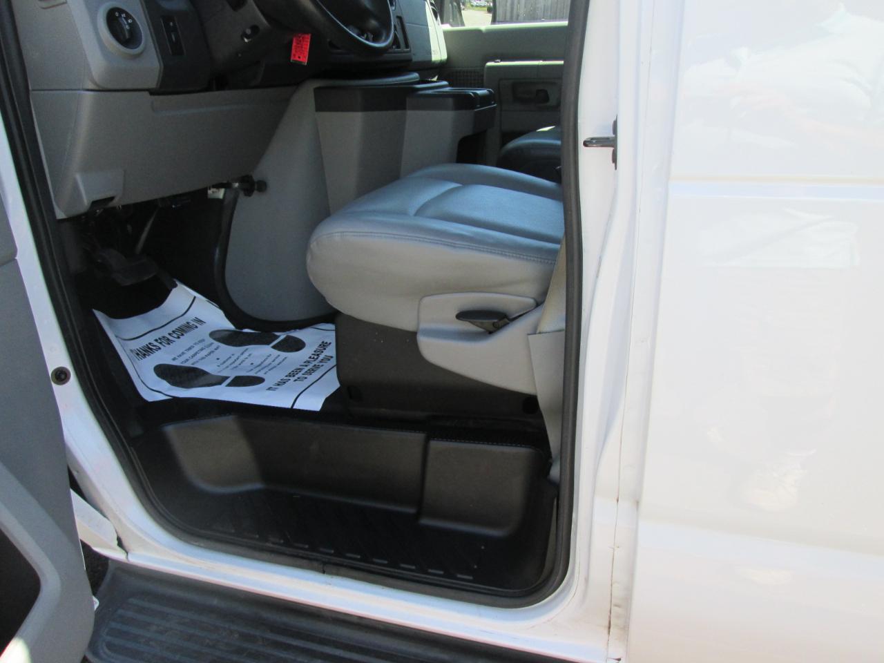 Ford Econoline E-350 XL Super Duty 2010