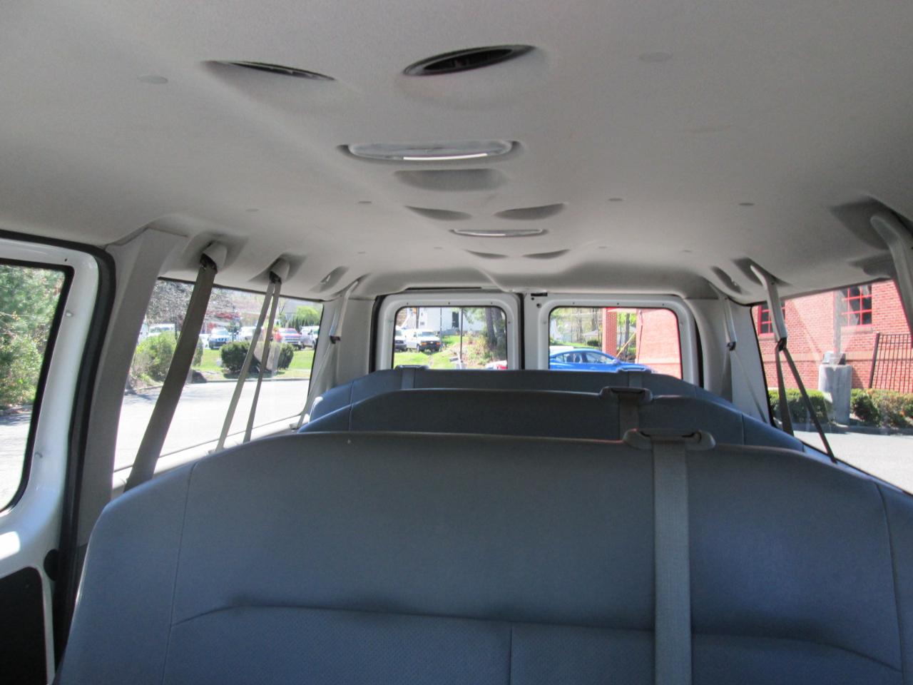 Ford Econoline E-350 XL Super Duty 2010