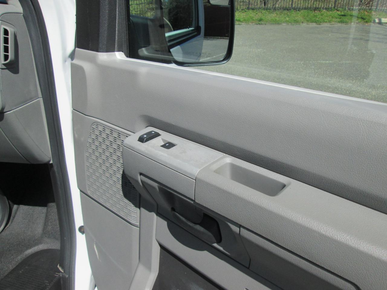 Ford Econoline E-350 XL Super Duty 2010