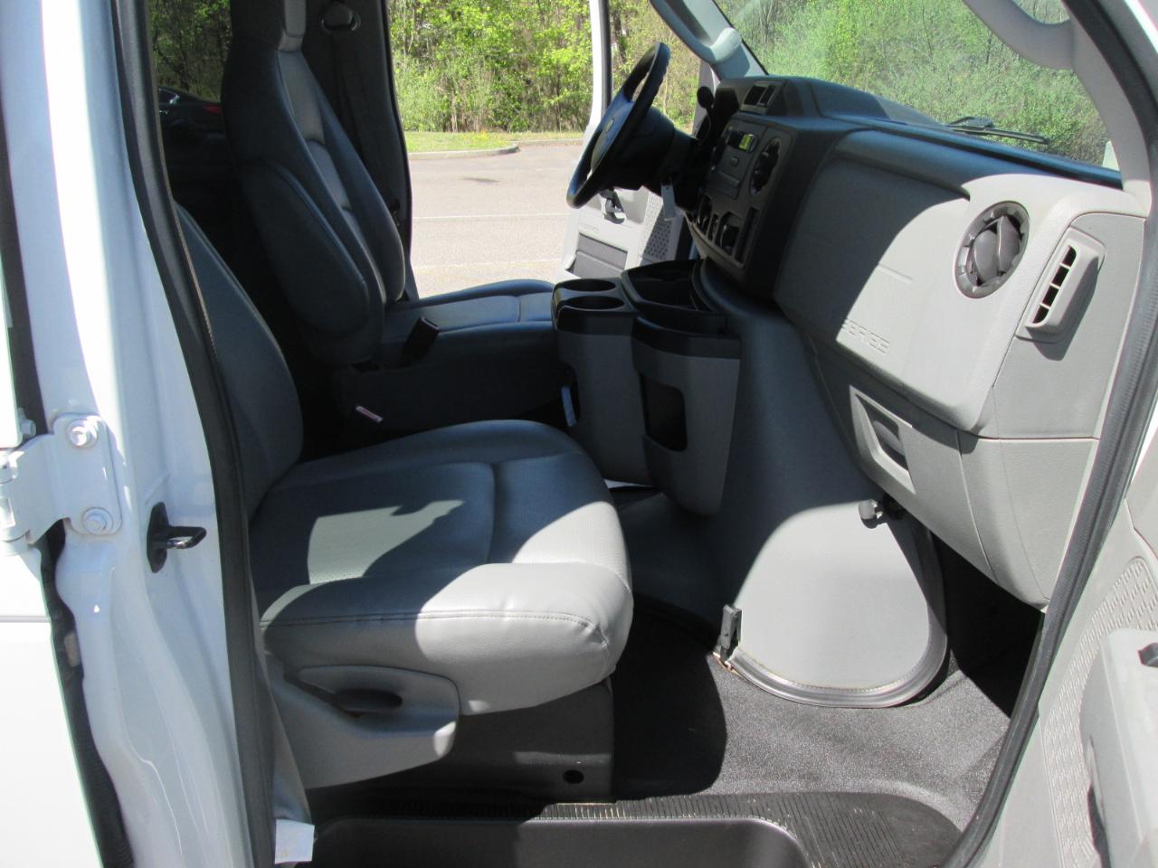 Ford Econoline E-350 XL Super Duty 2010