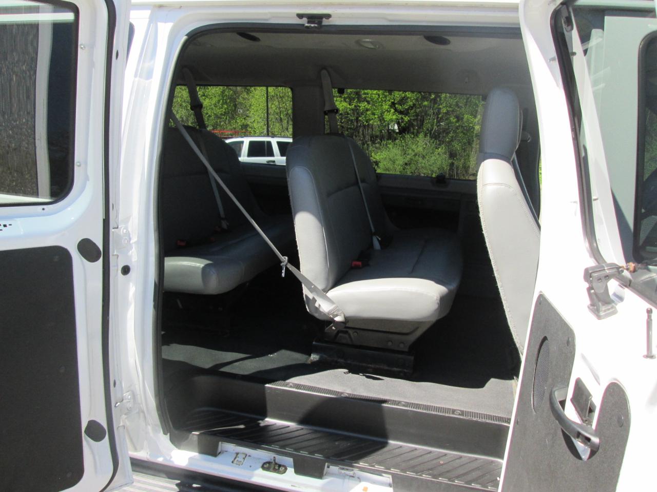 Ford Econoline E-350 XL Super Duty 2010