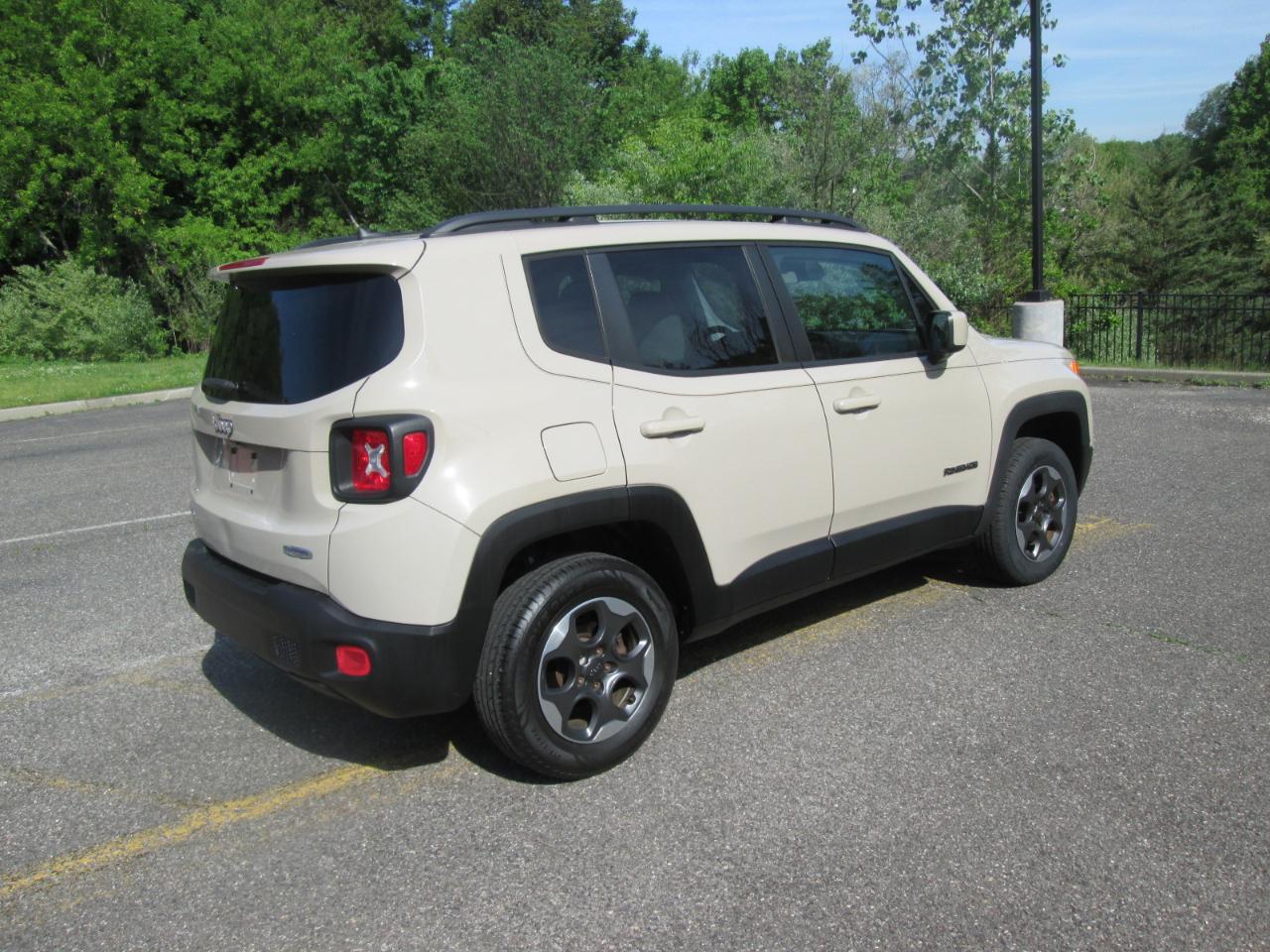 Jeep Renegade Latitude 4D SUV FWD 2015
