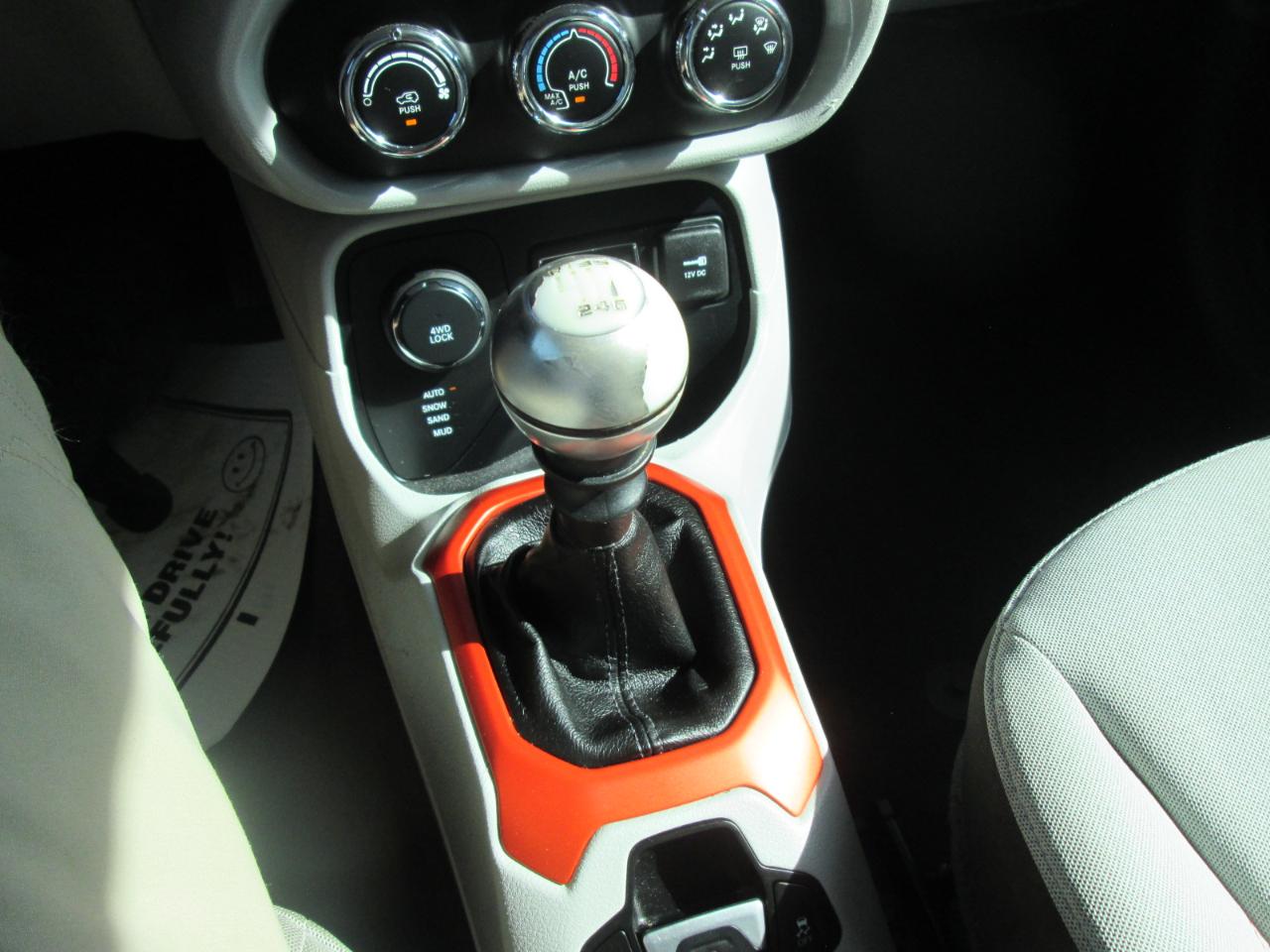 Jeep Renegade Latitude 4D SUV FWD 2015