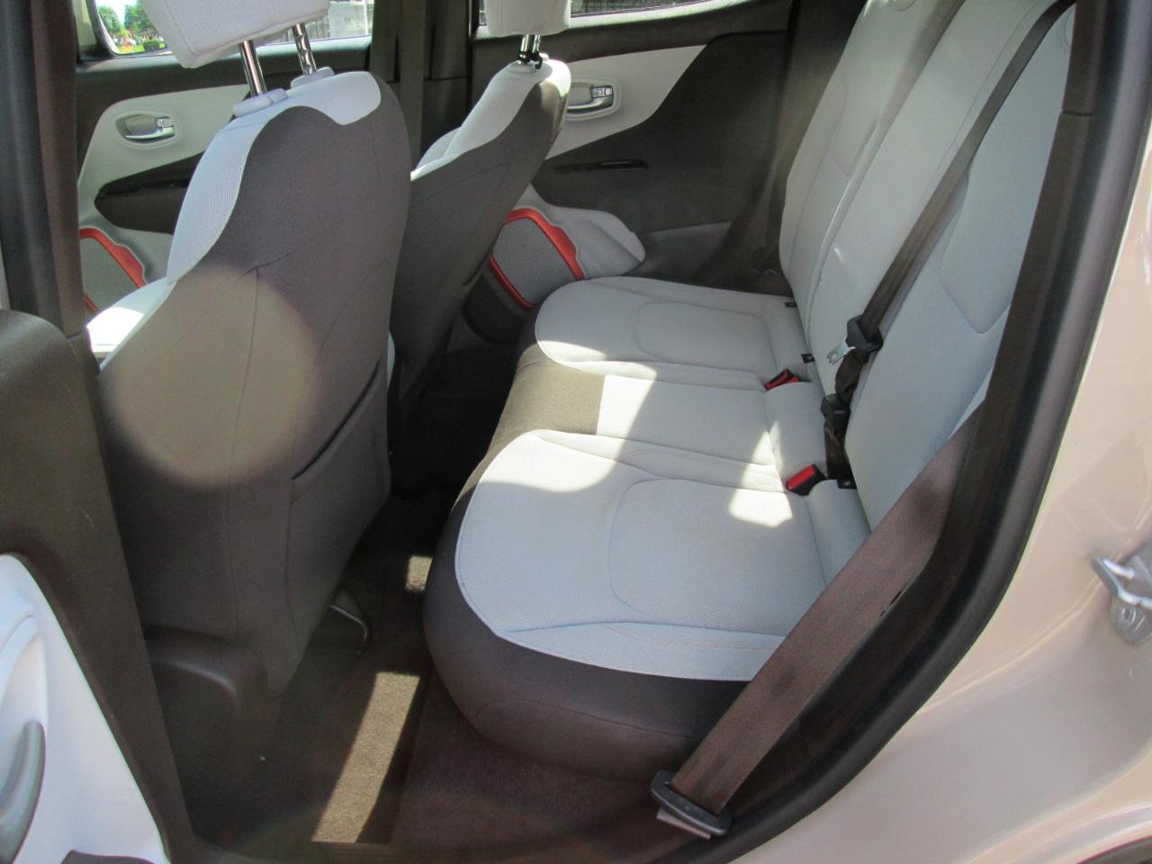 Jeep Renegade Latitude 4D SUV FWD 2015