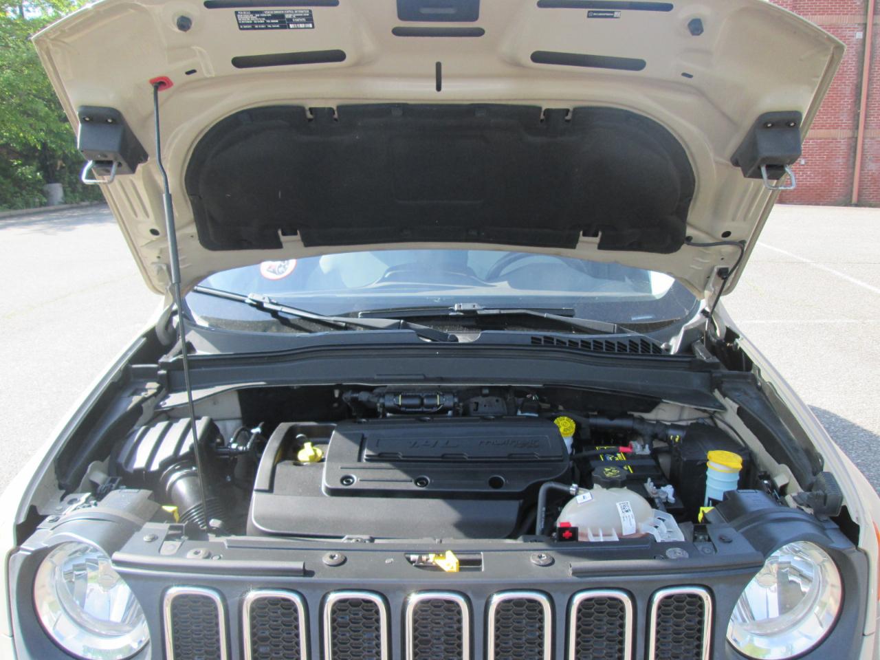 Jeep Renegade Latitude 4D SUV FWD 2015