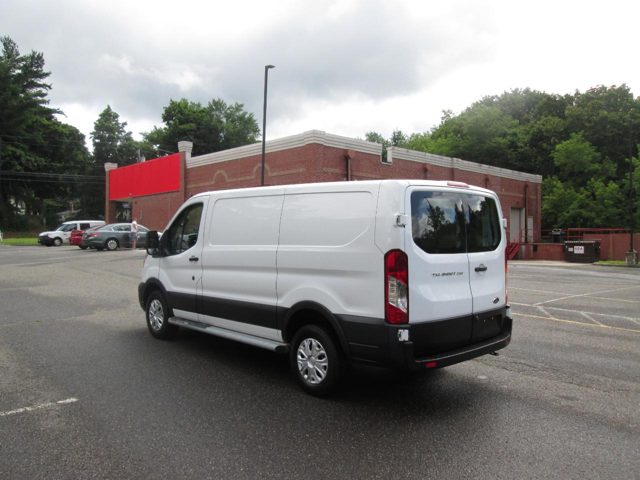Ford Transit 250 Van Low Roof w/Sliding Pass. 130-in. WB 2021