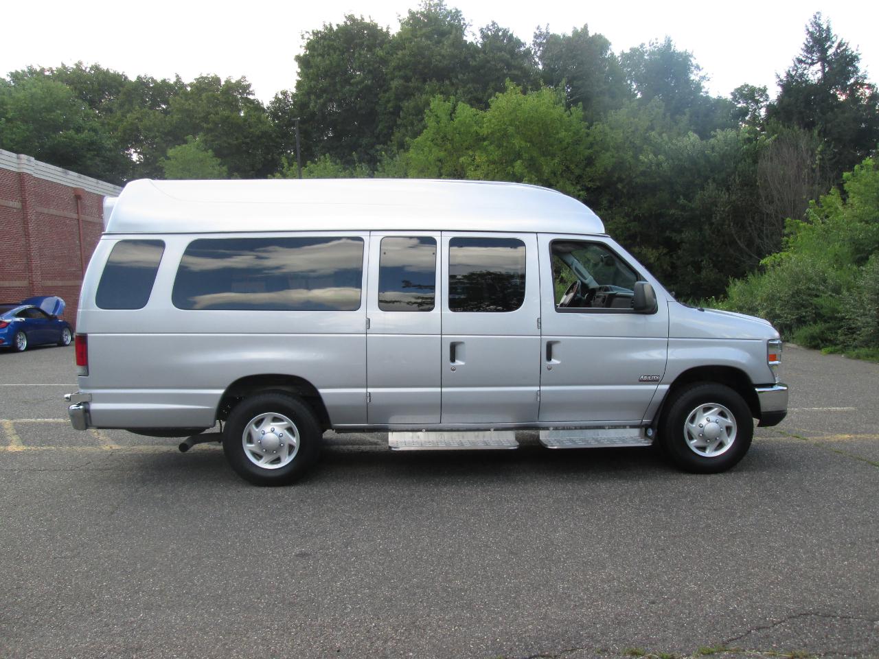 Ford Econoline E-350 Super Duty 2014