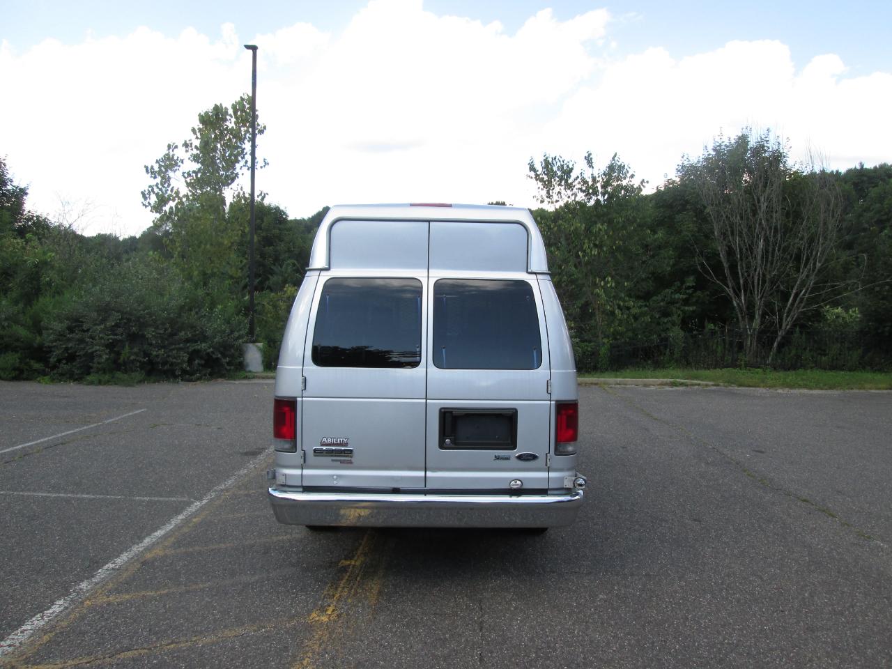 Ford Econoline E-350 Super Duty 2014