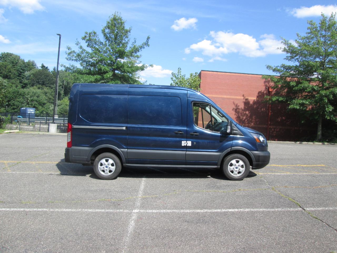 Ford Transit 250 Van Med. Roof w/Sliding Pass. 130-in. WB 2018