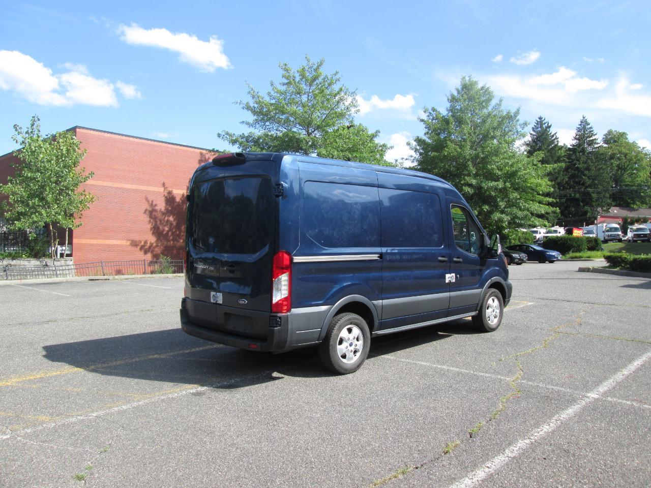 Ford Transit 250 Van Med. Roof w/Sliding Pass. 130-in. WB 2018