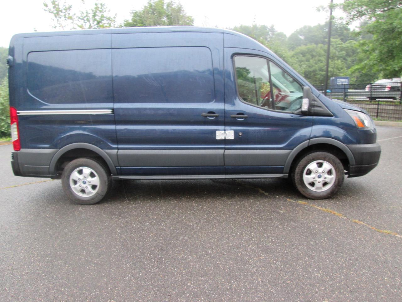 Ford Transit 250 Van Med. Roof w/Sliding Pass. 130-in. WB 2018