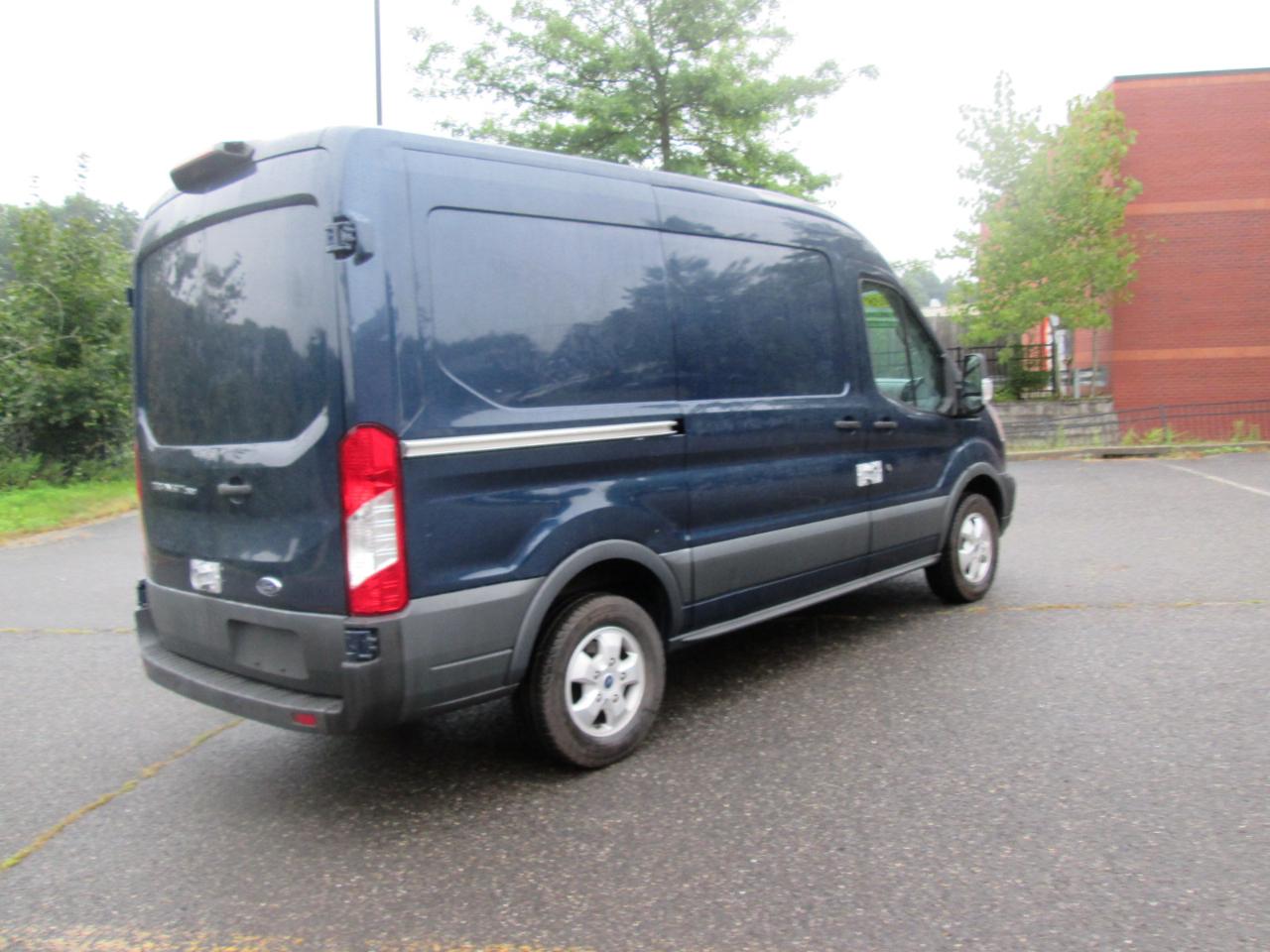 Ford Transit 250 Van Med. Roof w/Sliding Pass. 130-in. WB 2018