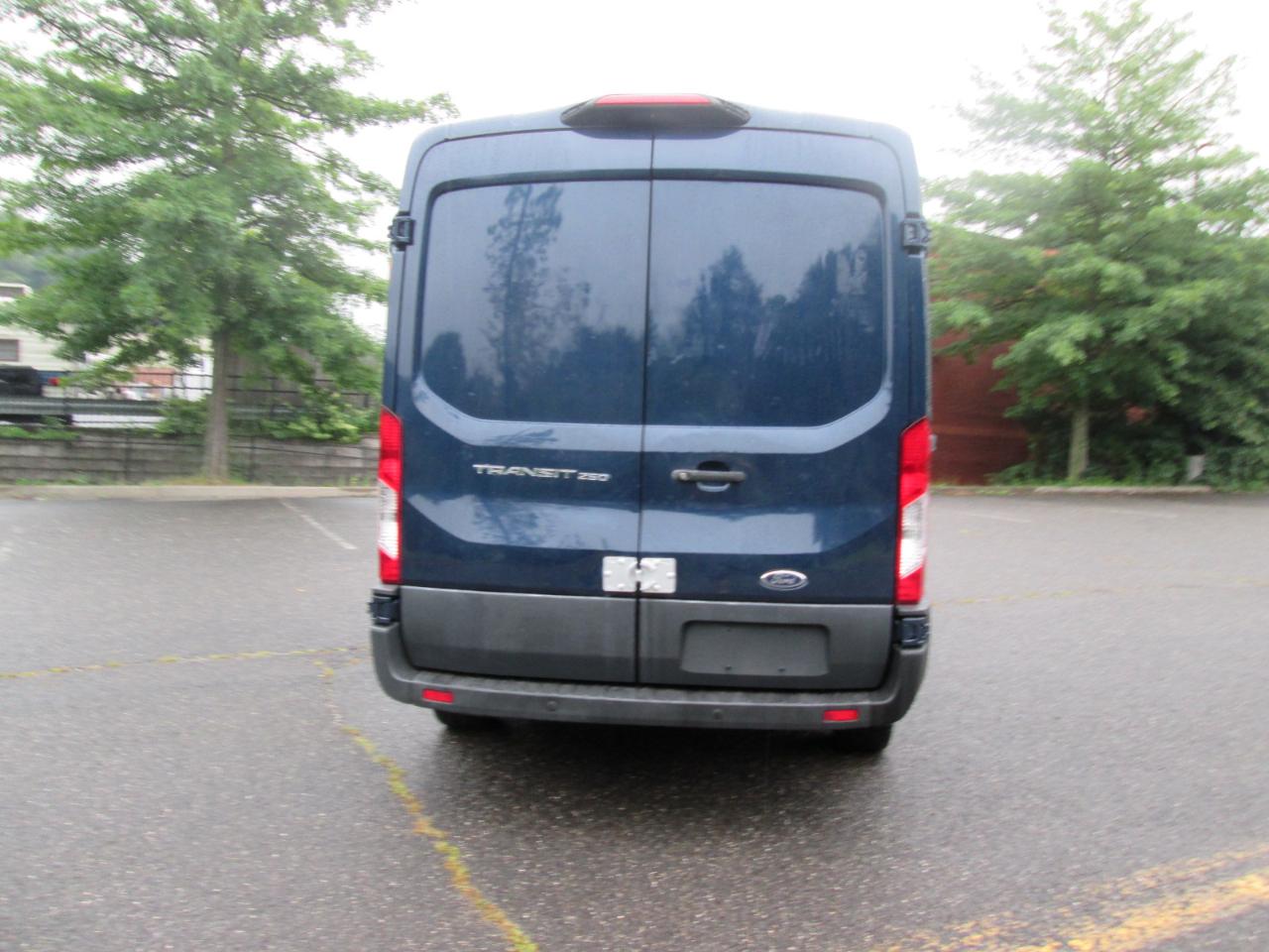 Ford Transit 250 Van Med. Roof w/Sliding Pass. 130-in. WB 2018