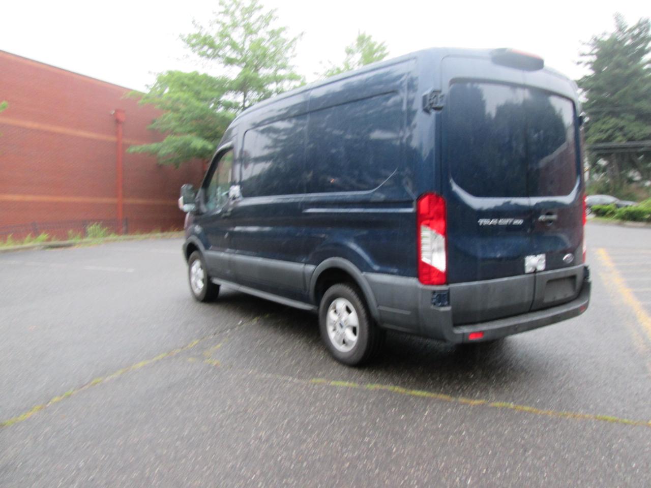 Ford Transit 250 Van Med. Roof w/Sliding Pass. 130-in. WB 2018