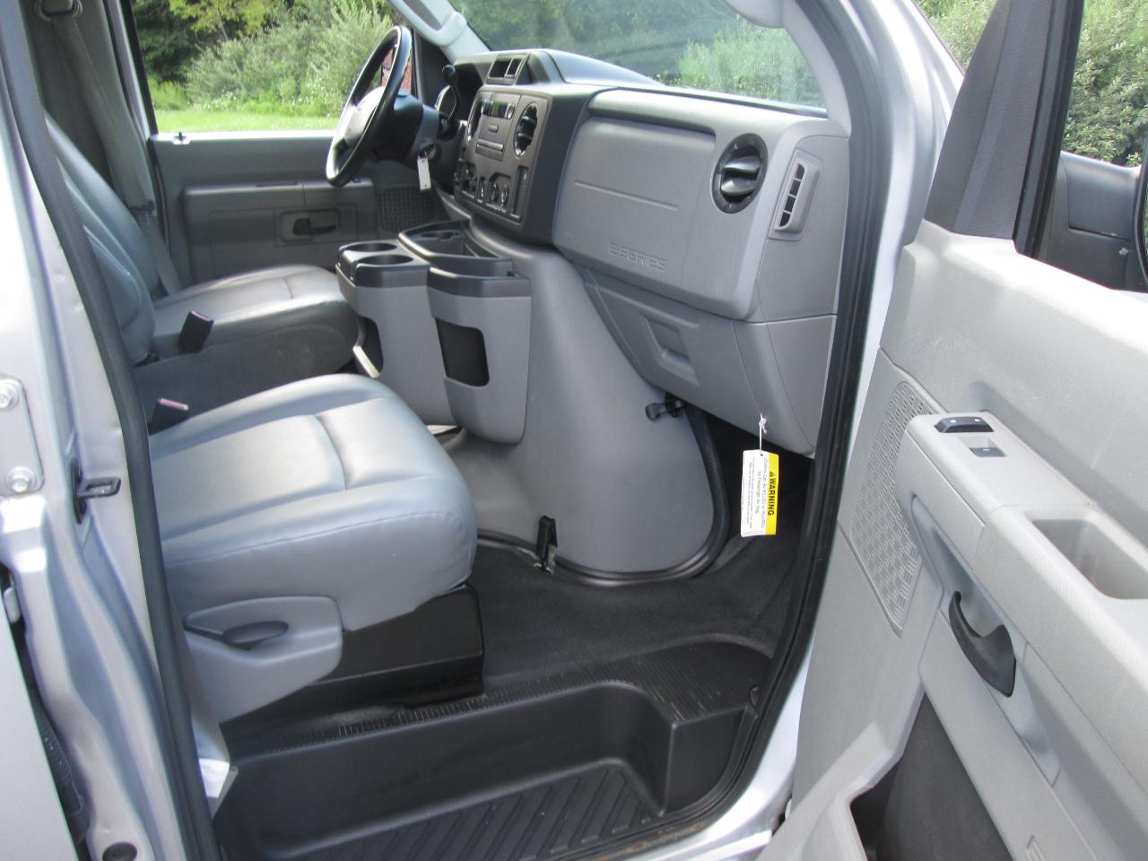 Ford Econoline E-350 Super Duty Extended 2013