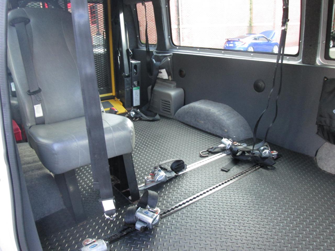 Ford Econoline E-350 Super Duty Extended 2013