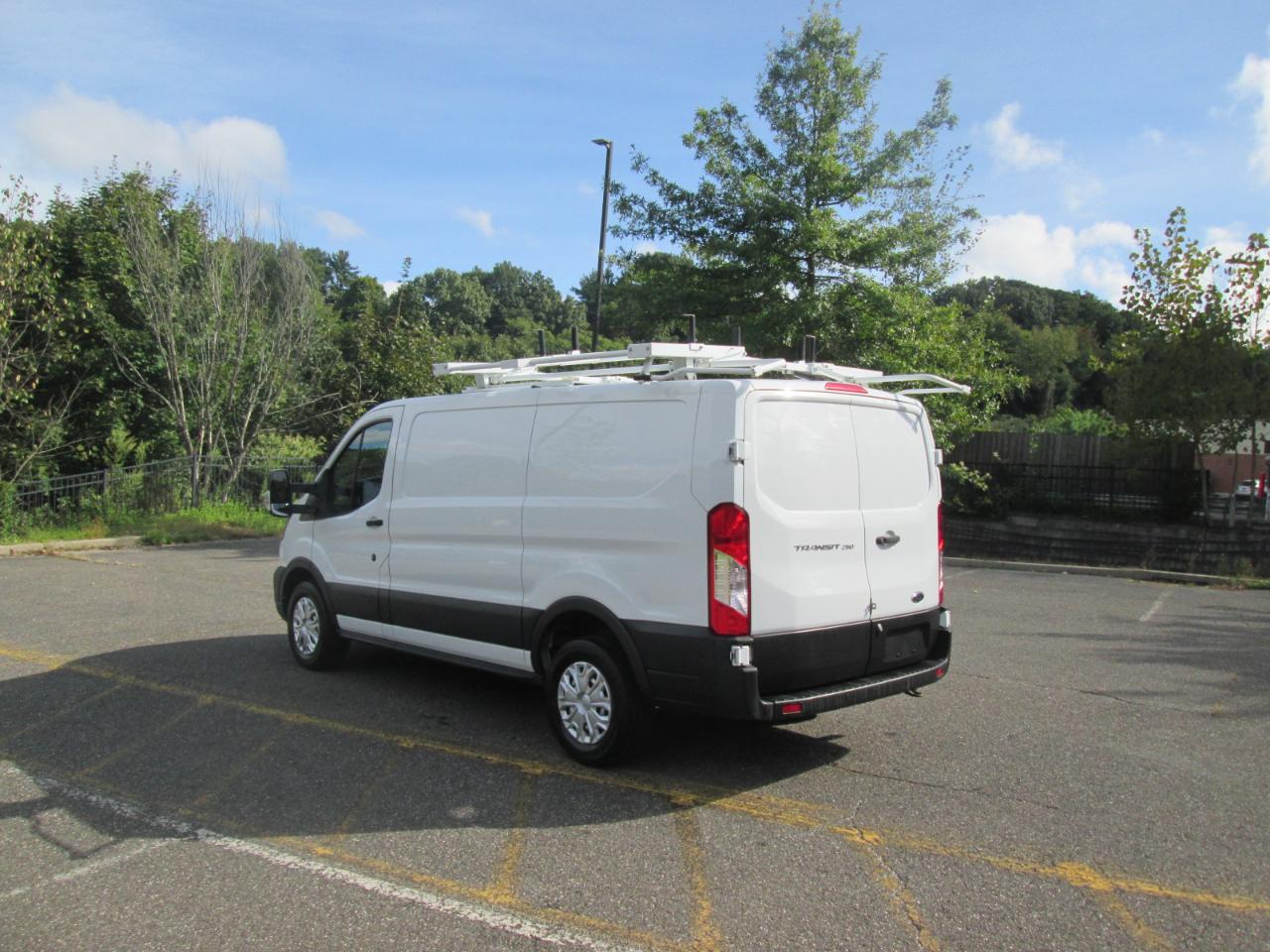 Ford Transit 250 Van Low Roof w/Sliding Pass. 130-in. WB 2020