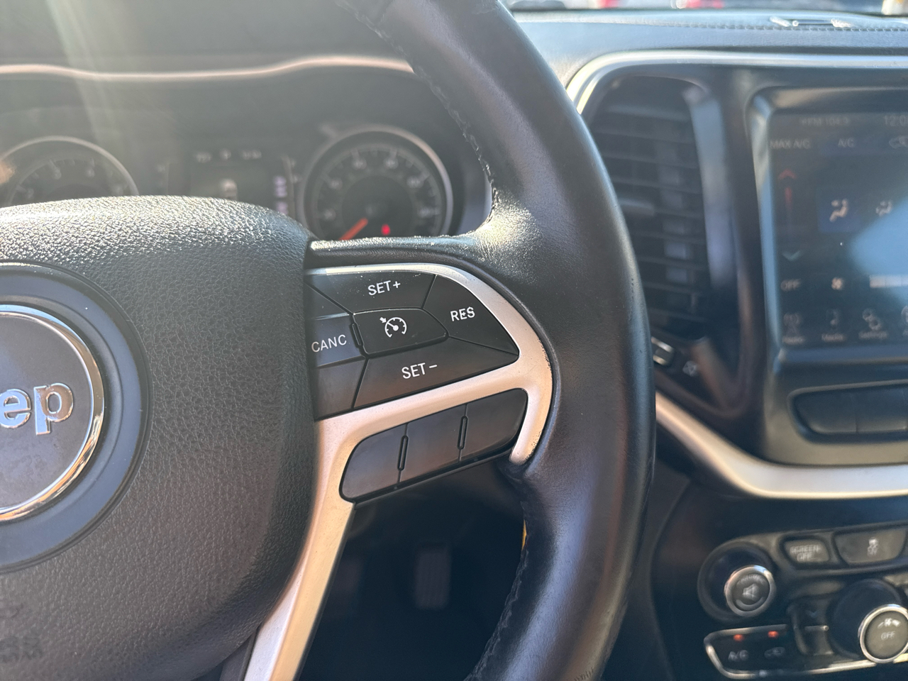 2015 Jeep Cherokee Latitude photo 18