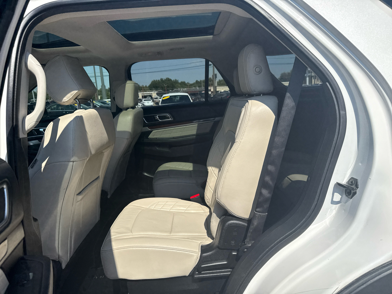 2016 Ford Explorer Platinum photo 14