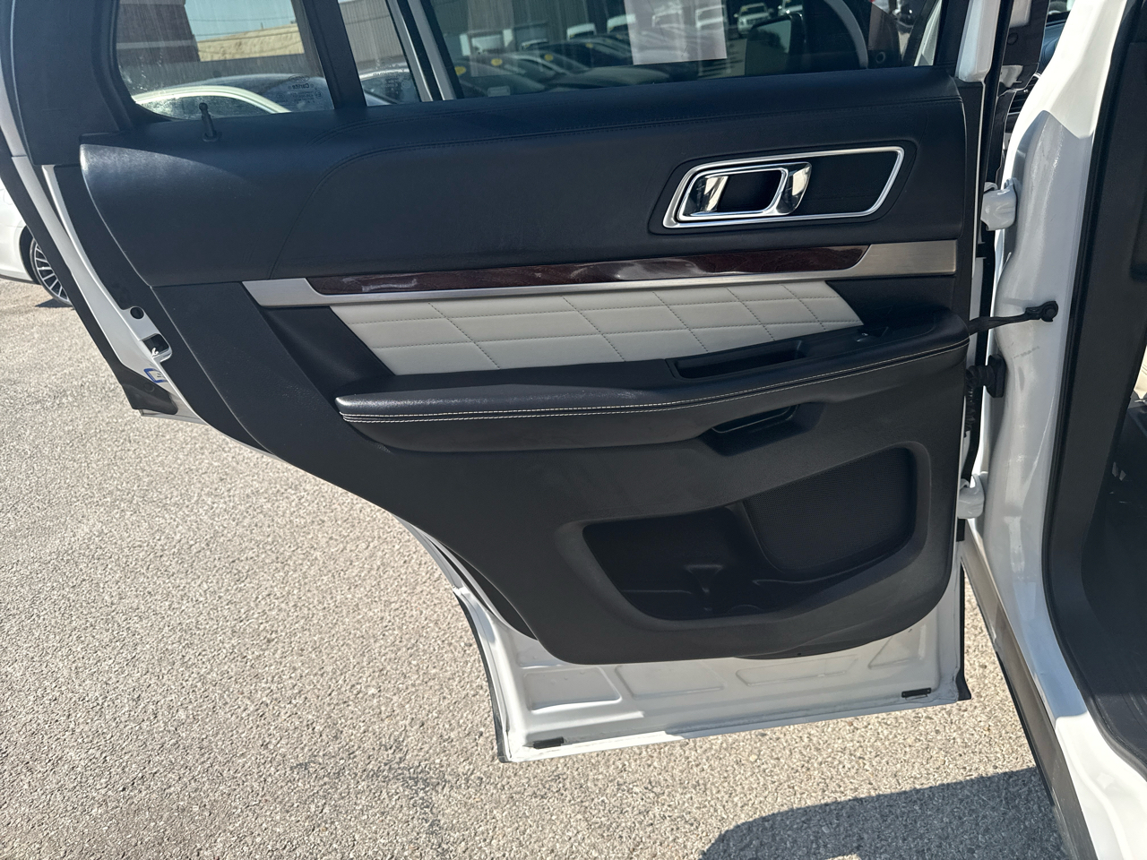 2016 Ford Explorer Platinum photo 16
