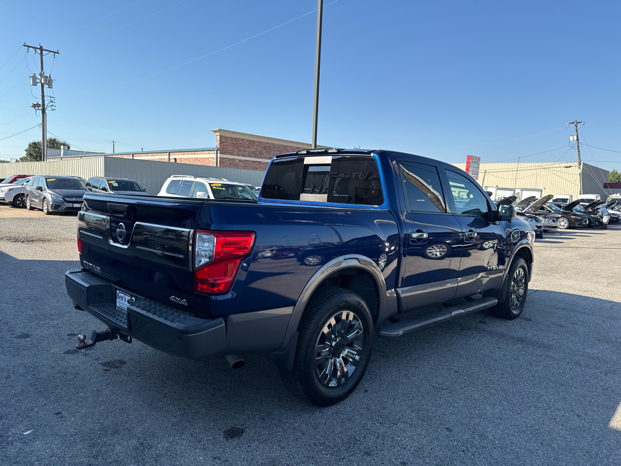 Nissan Titan Platinum Reserve Crew Cab 4WD 2017