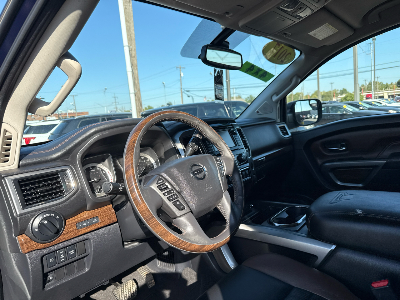 Nissan Titan Platinum Reserve Crew Cab 4WD 2017