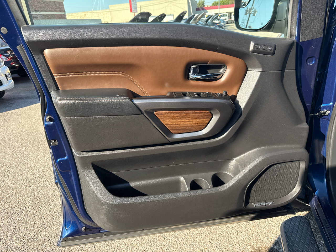 Nissan Titan Platinum Reserve Crew Cab 4WD 2017