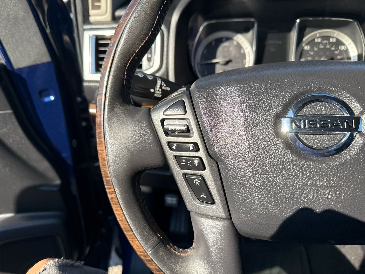 Nissan Titan Platinum Reserve Crew Cab 4WD 2017