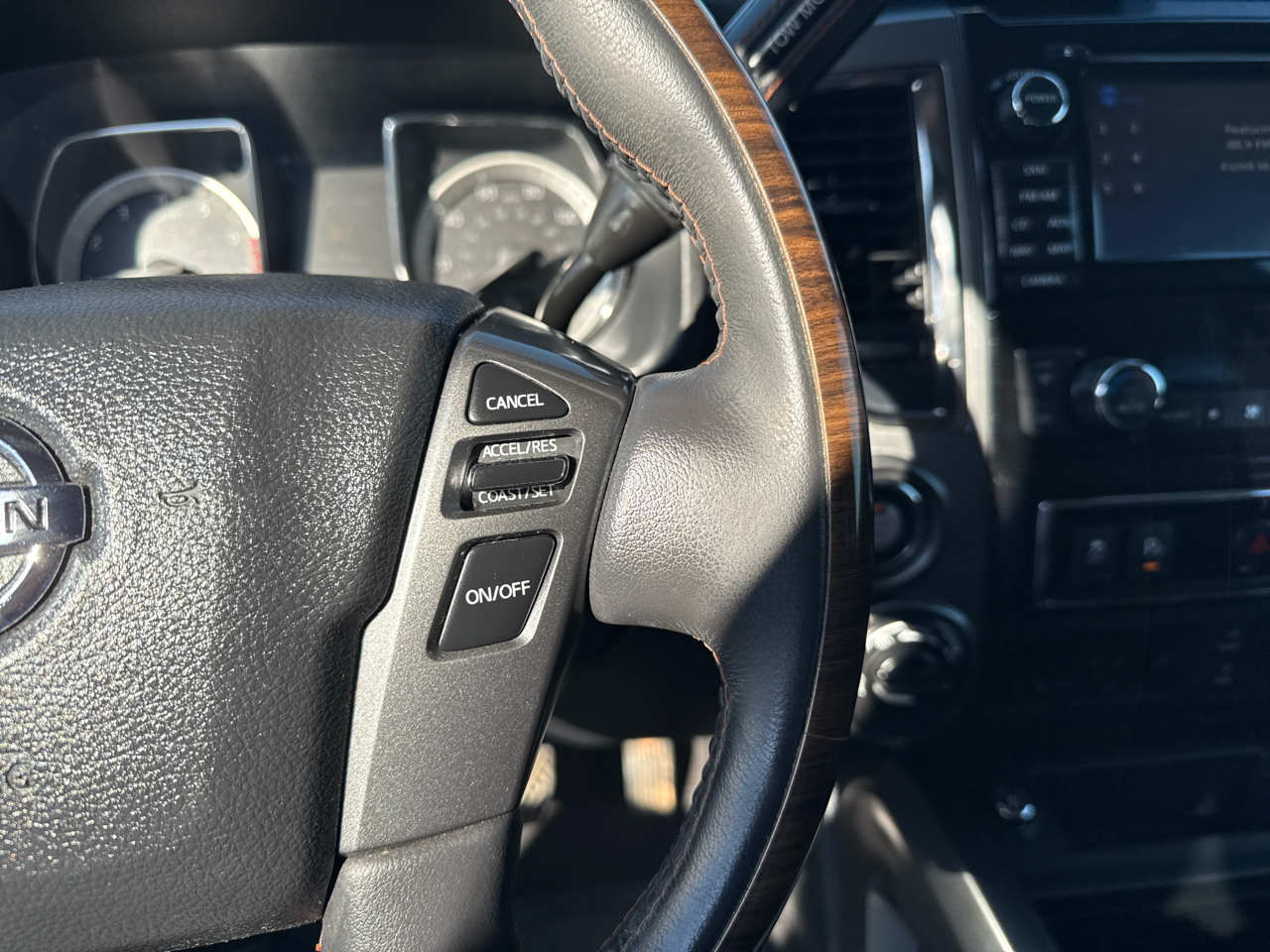 Nissan Titan Platinum Reserve Crew Cab 4WD 2017