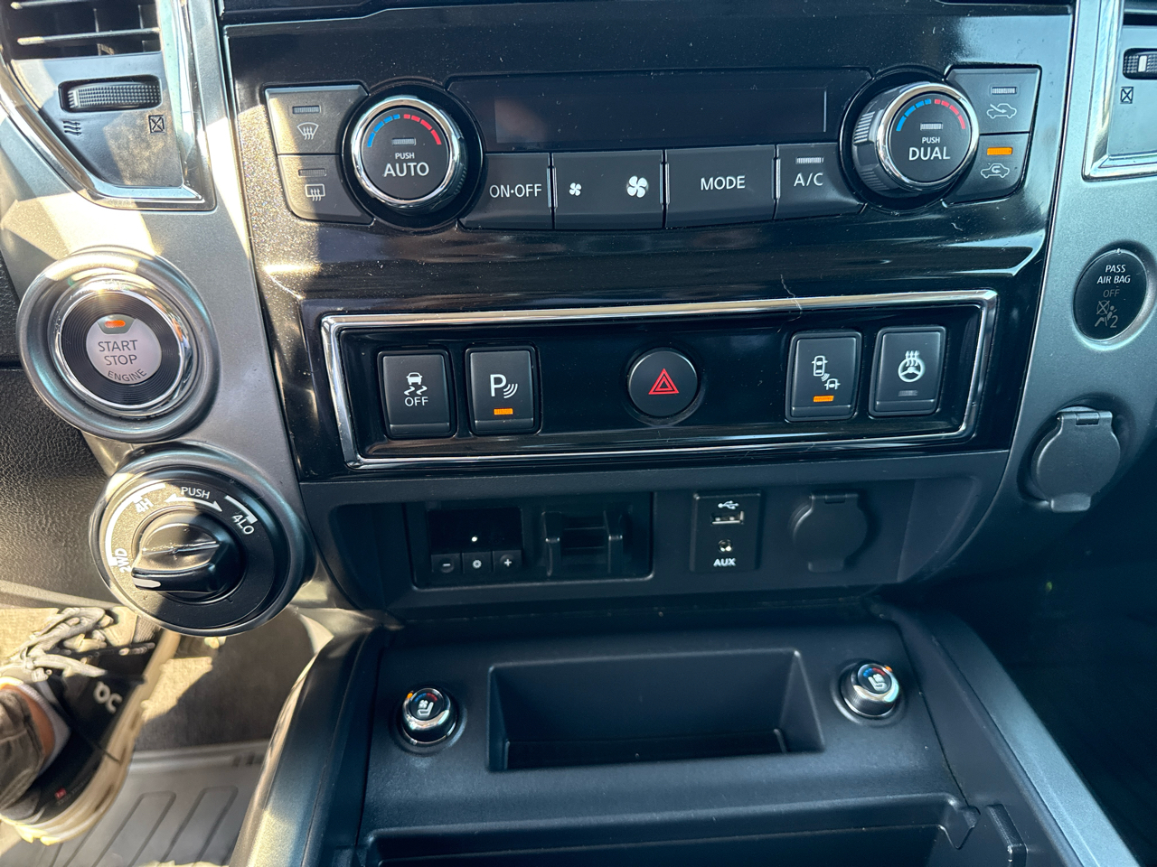 Nissan Titan Platinum Reserve Crew Cab 4WD 2017