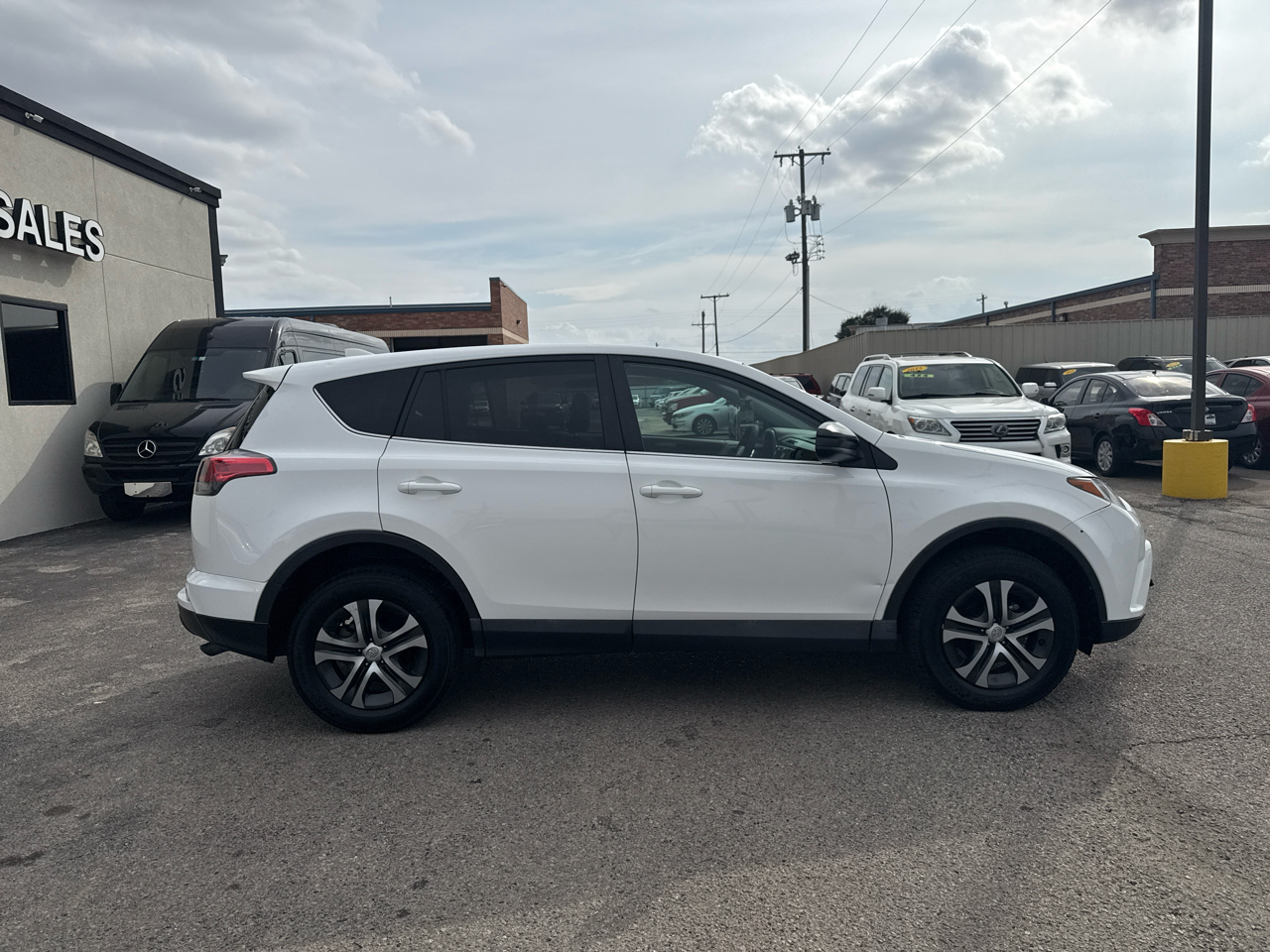 Toyota RAV4 LE FWD 2018