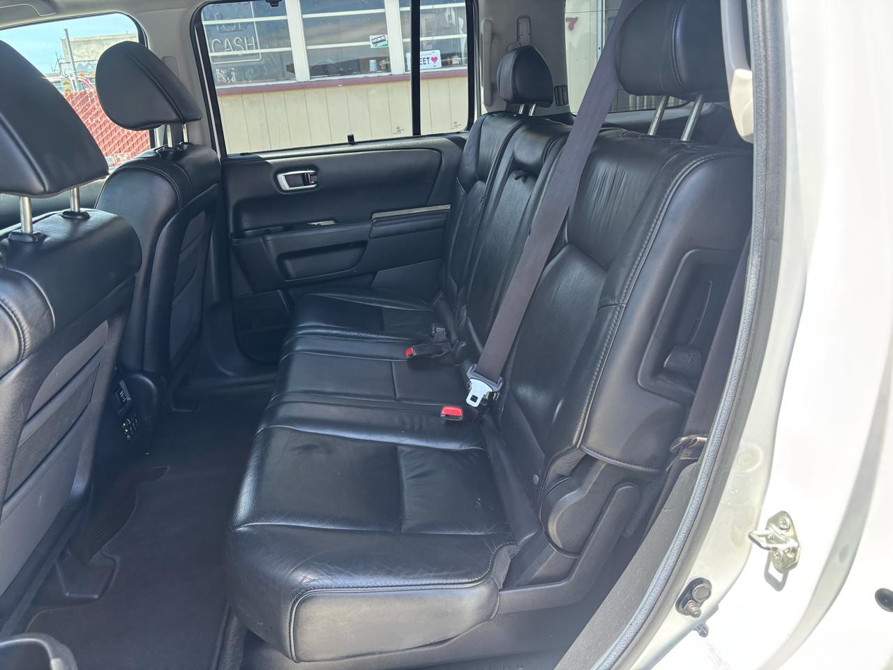 Honda Pilot Touring 4WD 5-Spd AT with DVD 2011