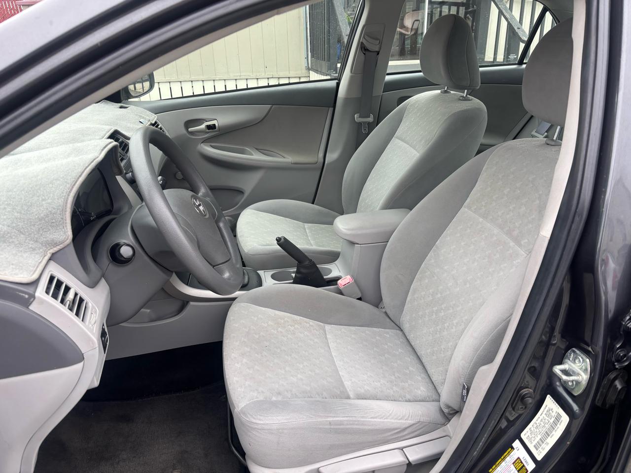 Toyota Corolla Base 5-Speed MT 2009