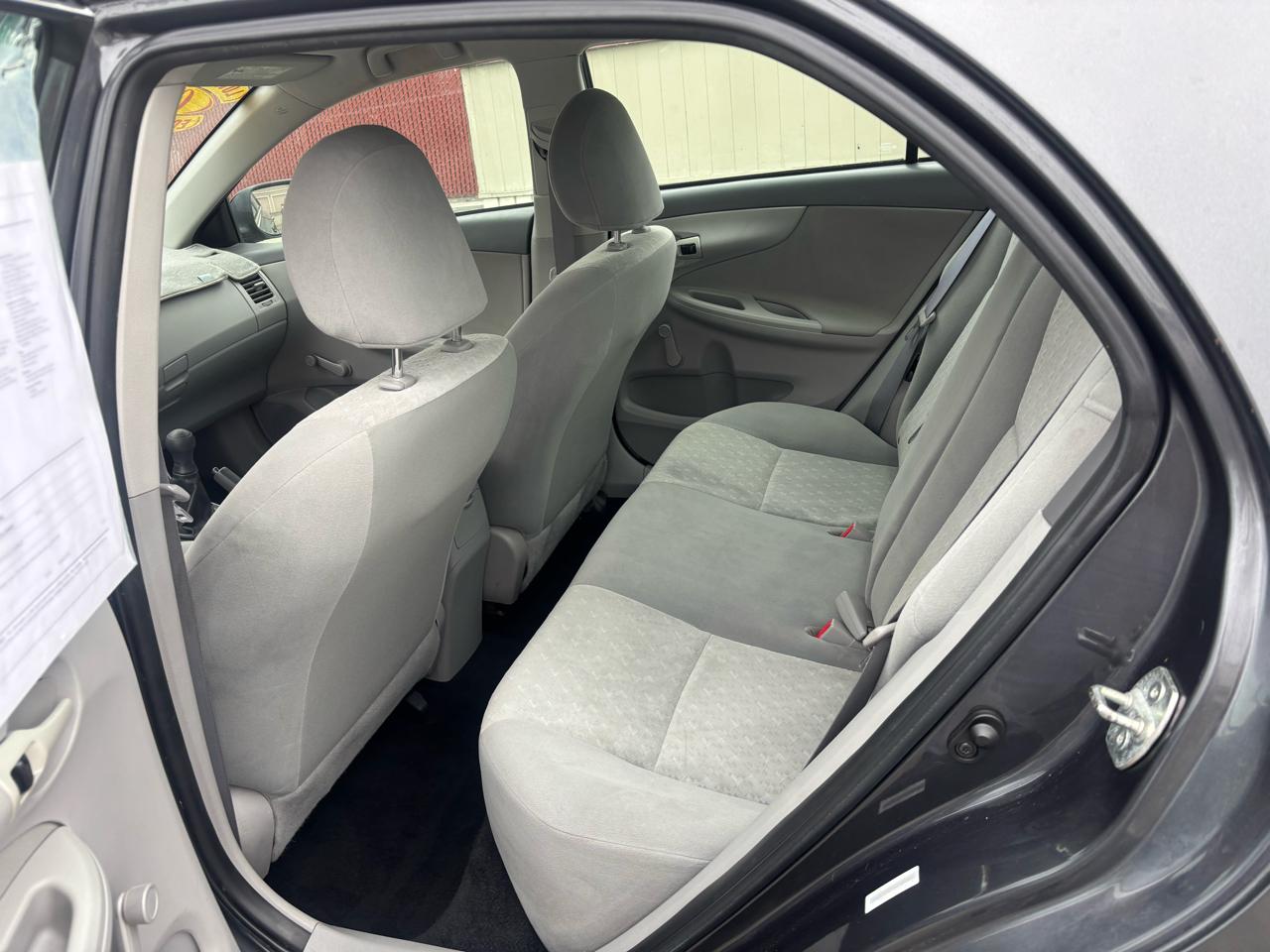 Toyota Corolla Base 5-Speed MT 2009