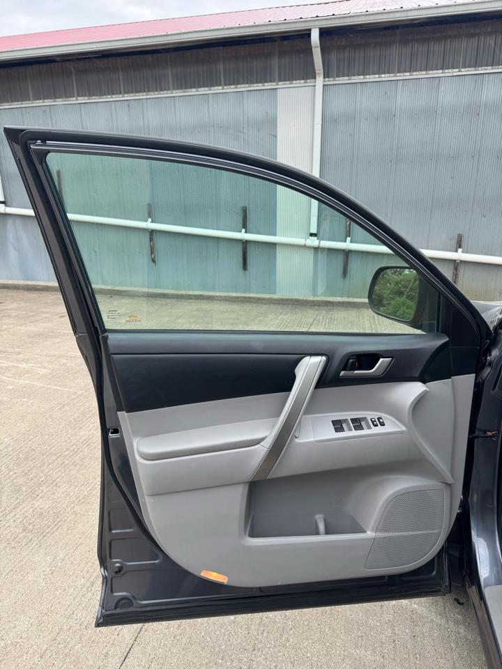 Toyota Highlander Base 4WD 2013