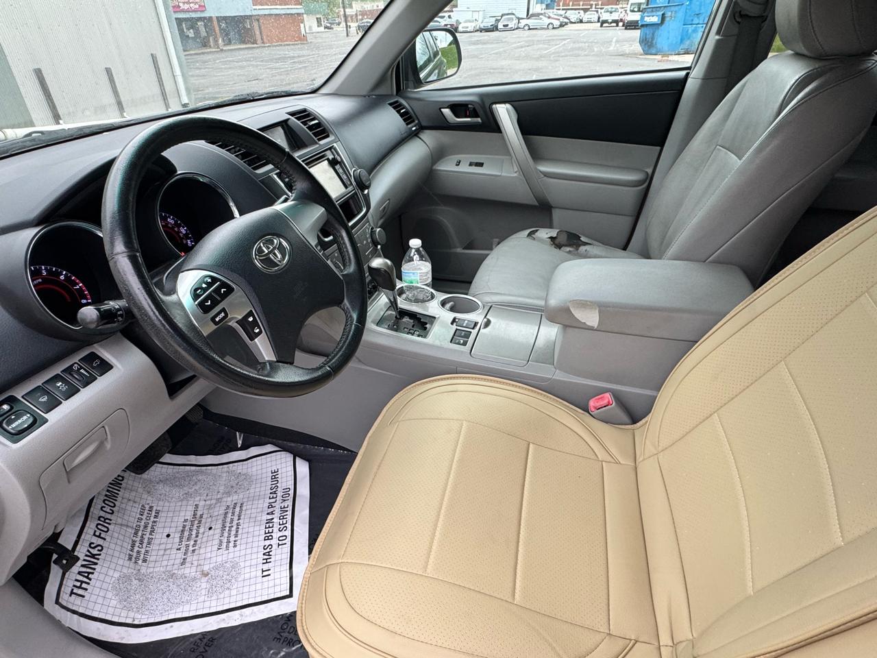 Toyota Highlander Base 4WD 2013