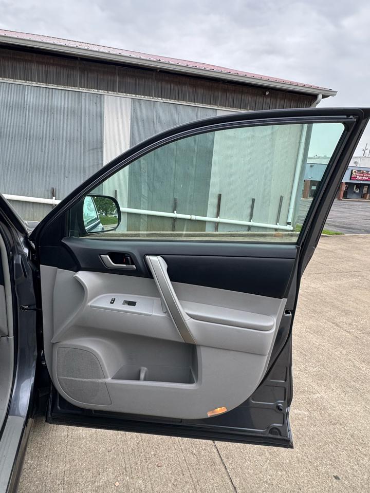 Toyota Highlander Base 4WD 2013