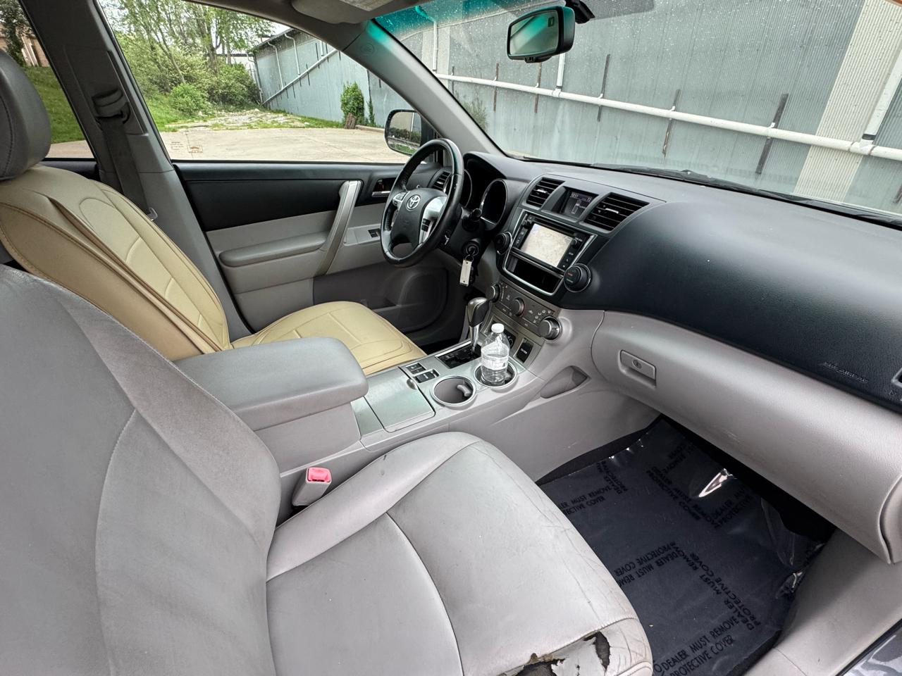 Toyota Highlander Base 4WD 2013