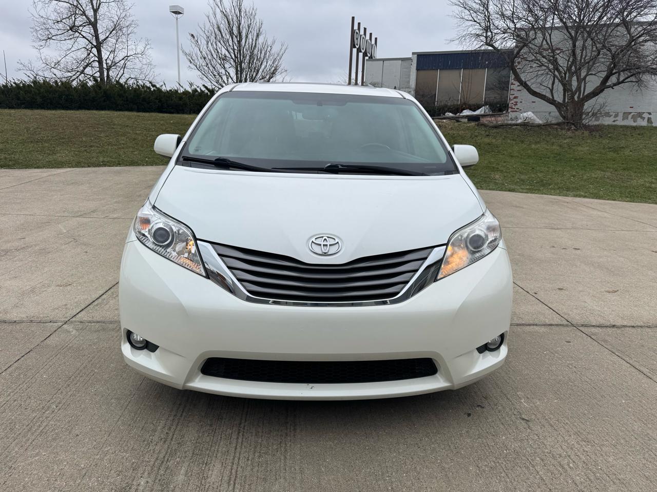 Toyota Sienna Limited Premium 7-Passenger 2017