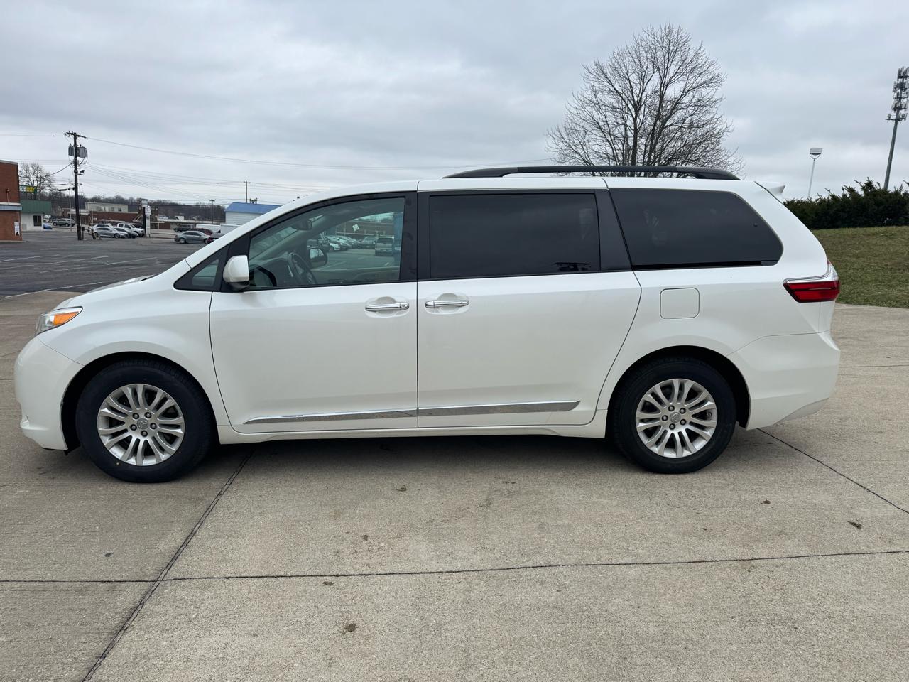 Toyota Sienna Limited Premium 7-Passenger 2017