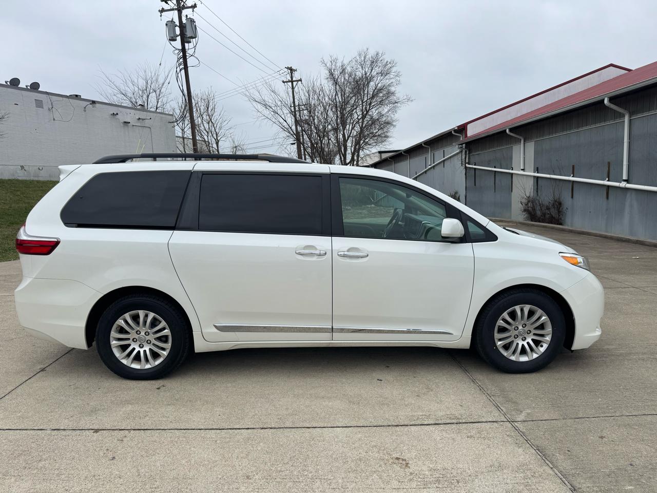 Toyota Sienna Limited Premium 7-Passenger 2017