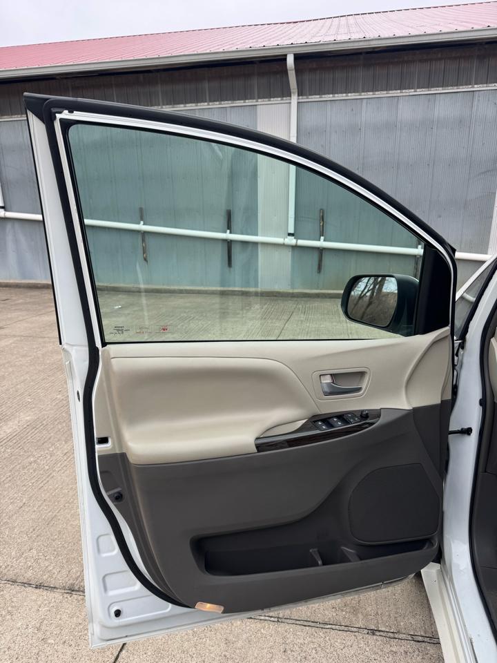 Toyota Sienna Limited Premium 7-Passenger 2017