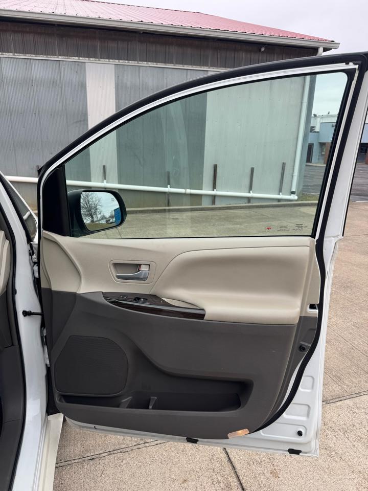 Toyota Sienna Limited Premium 7-Passenger 2017