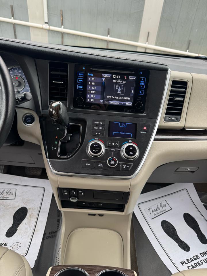 Toyota Sienna Limited Premium 7-Passenger 2017