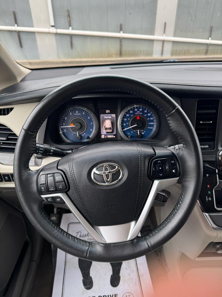 Toyota Sienna Limited Premium 7-Passenger 2017