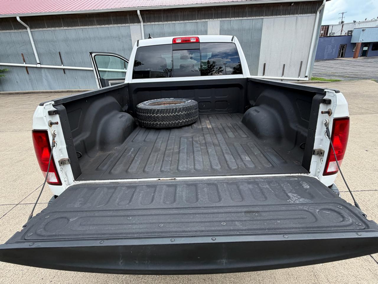 RAM 1500 SLT Quad Cab 4WD 2016