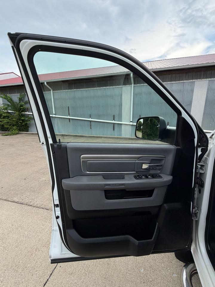 RAM 1500 SLT Quad Cab 4WD 2016