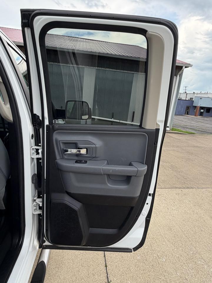 RAM 1500 SLT Quad Cab 4WD 2016